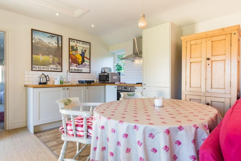 Charming Cottage Surrounded By Idyllic Garden In Peaceful Location In Central Charlbury Buitenkant foto